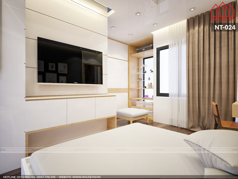 Không gian phòng ngủ tương đối hẹp nhưng vẫn hết sức thông thoáng nhờ hệ thống cửa sổ và rèm buông được bố trí hợp lý